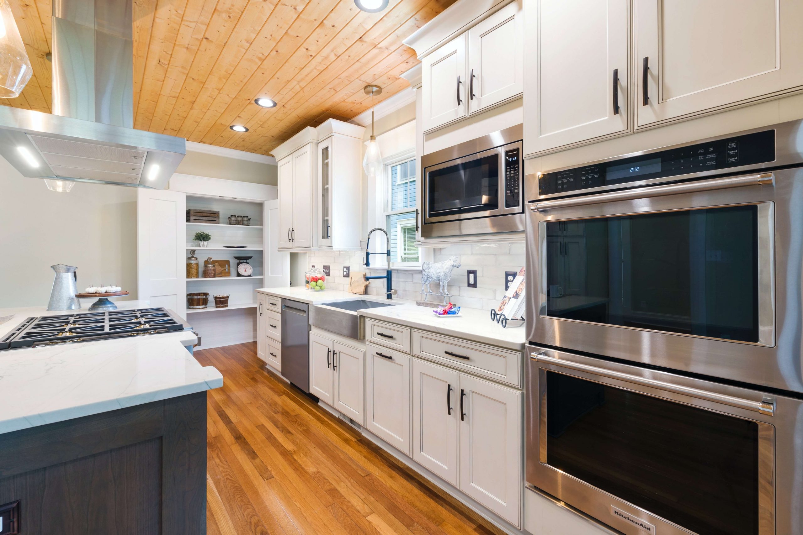 Traditional White Kitchen Cabinets